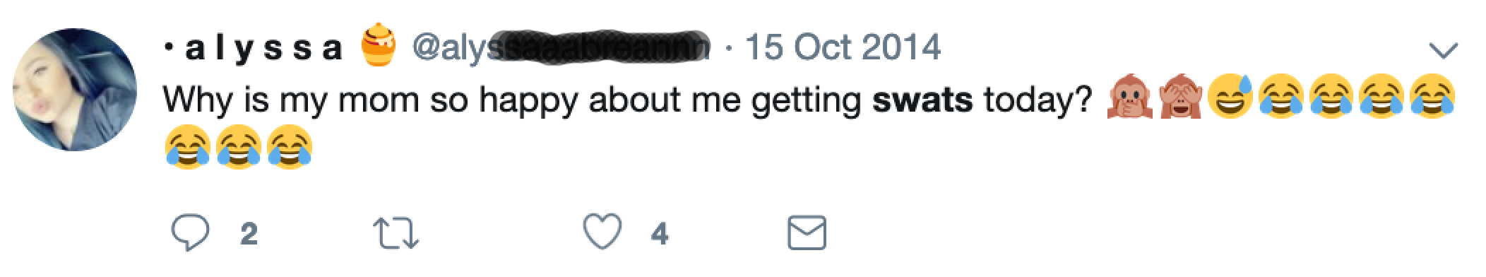 Tweet van een gebruikster die zich afvraagt waarom haar moeder blij is dat ze vandaag op school straf op haar billen gaat krijgen, met verschillende lachende emoji's en emoji's met een aap die zijn ogen bedekt.