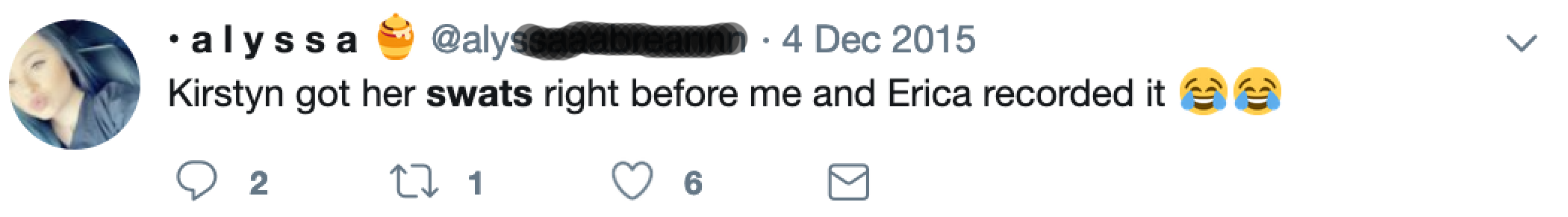 Screenshot van een tweet van Alyssa uit december 2015, waarin ze vermeldt dat Kirstyn klappen kreeg voordat zij en Erica het konn vastleggen, met twee lachende emoji's.