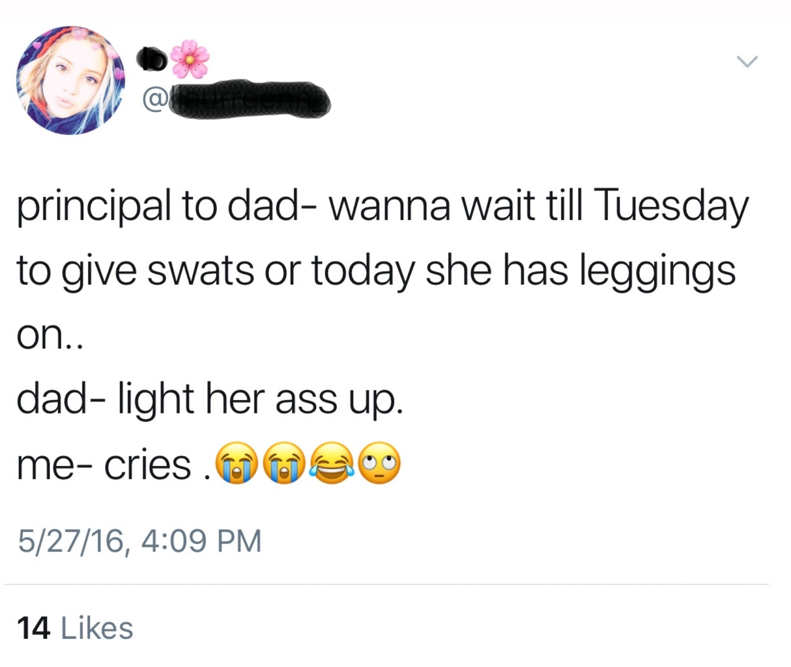 Schermafbeelding van een tweet waarin een gesprek tussen een directeur en een vader wordt beschreven over het uitdelen van swats, met emoji's die huilen en sarcasme uitdrukken.