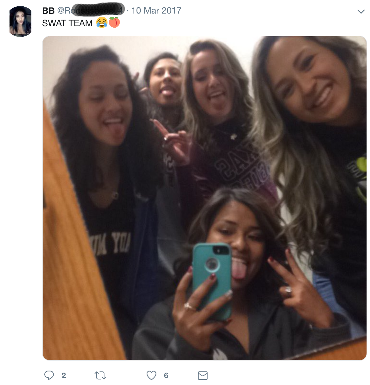 Vijf studentes poseren samen voor de spiegel, lachend en met hun tong uitgestoken, terwijl een van hen haar telefoon omhoog houdt om de foto te maken. Ze hebben in maart 2017 met de paddle op hun billen hebben gekregen en noemen zich daarom het SWAT TEAM.