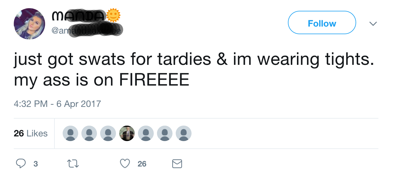 Een tweet van een gebruikster die zegt dat ze klappen heeft gekregen omdat ze te laat was met een panty aan, en dat haar achterwerk nu in brand staat.