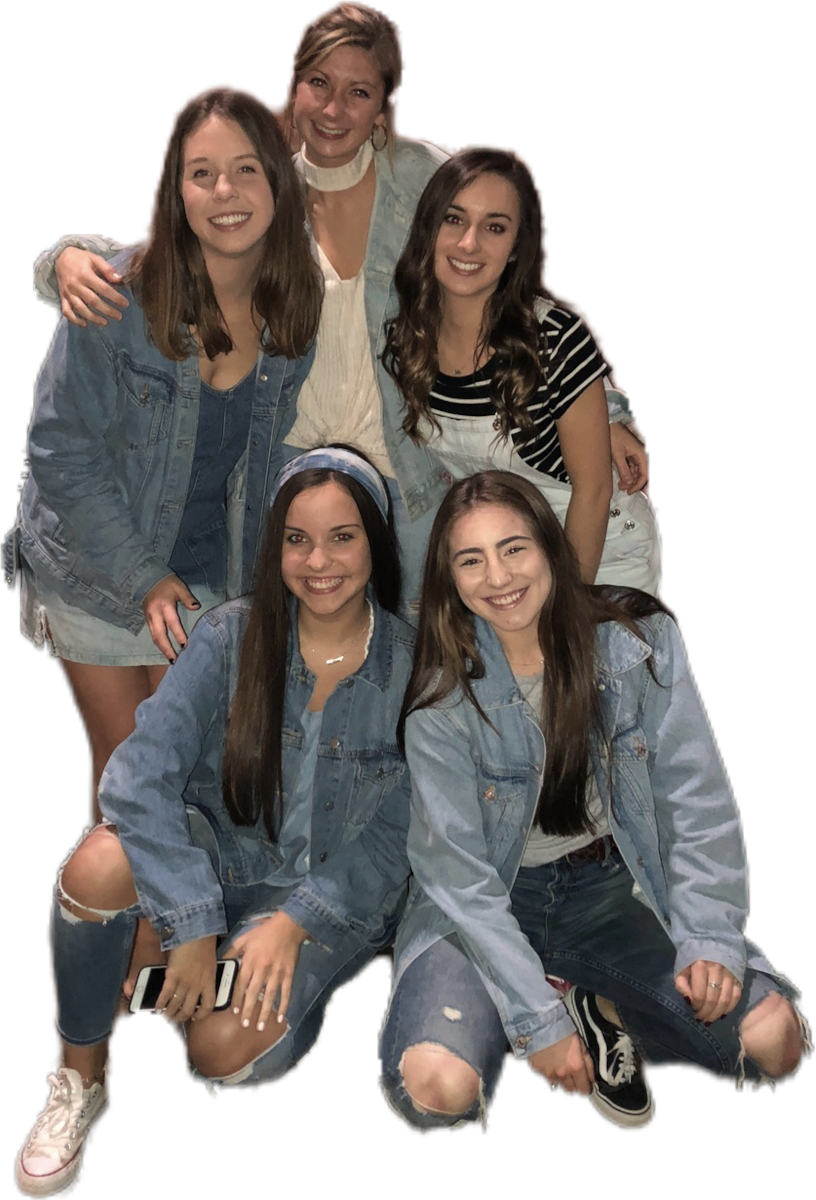 Groep van vijf vrouwen die samen poseren, drie knielend vooraan en twee achter hen.
