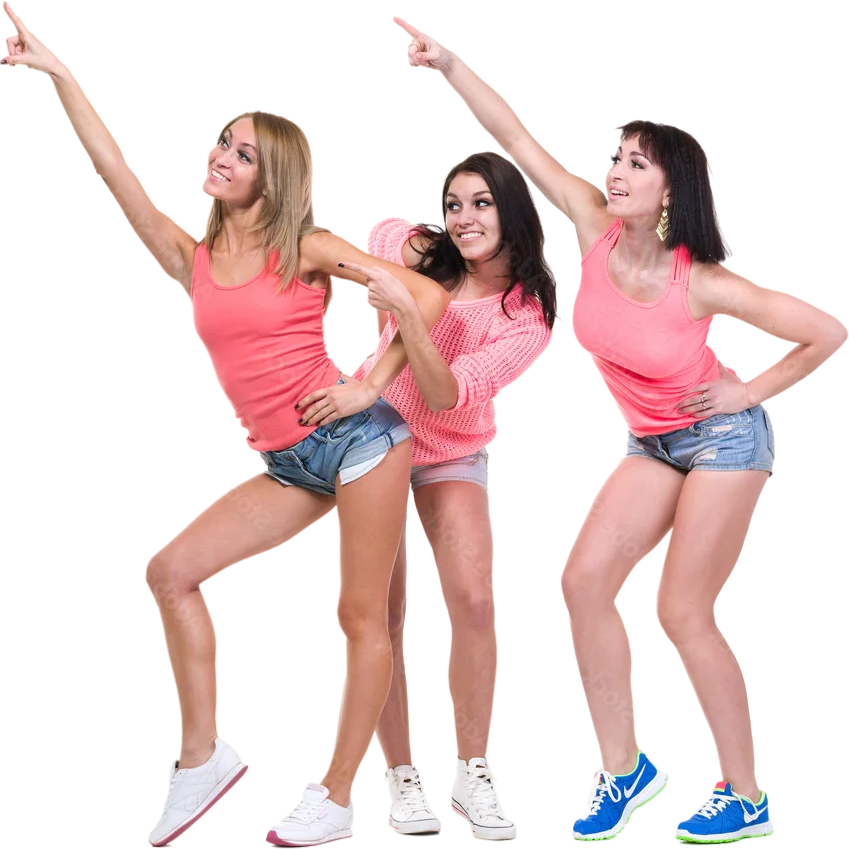 Drie vrouwen in casual roze topjes en shorts staan samen, lachend en naar links omhoog wijzend.