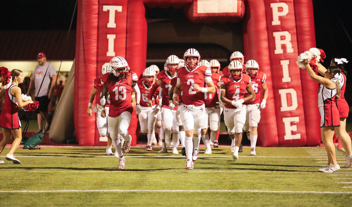 De Tiger Pride, de opkomst van de sporters bij de Bremond High School.