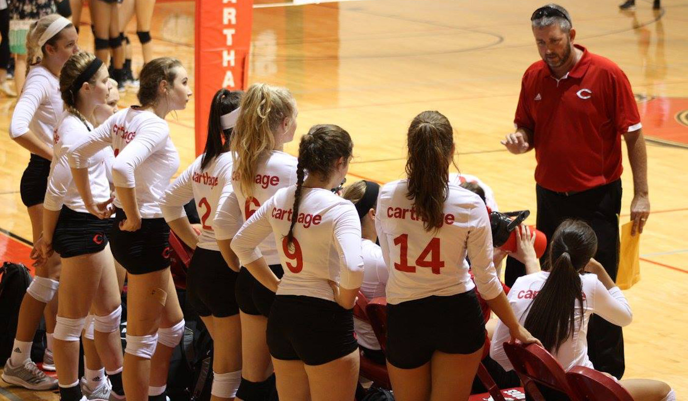 Sportieve studenten van de Carthage High School met hun coach.