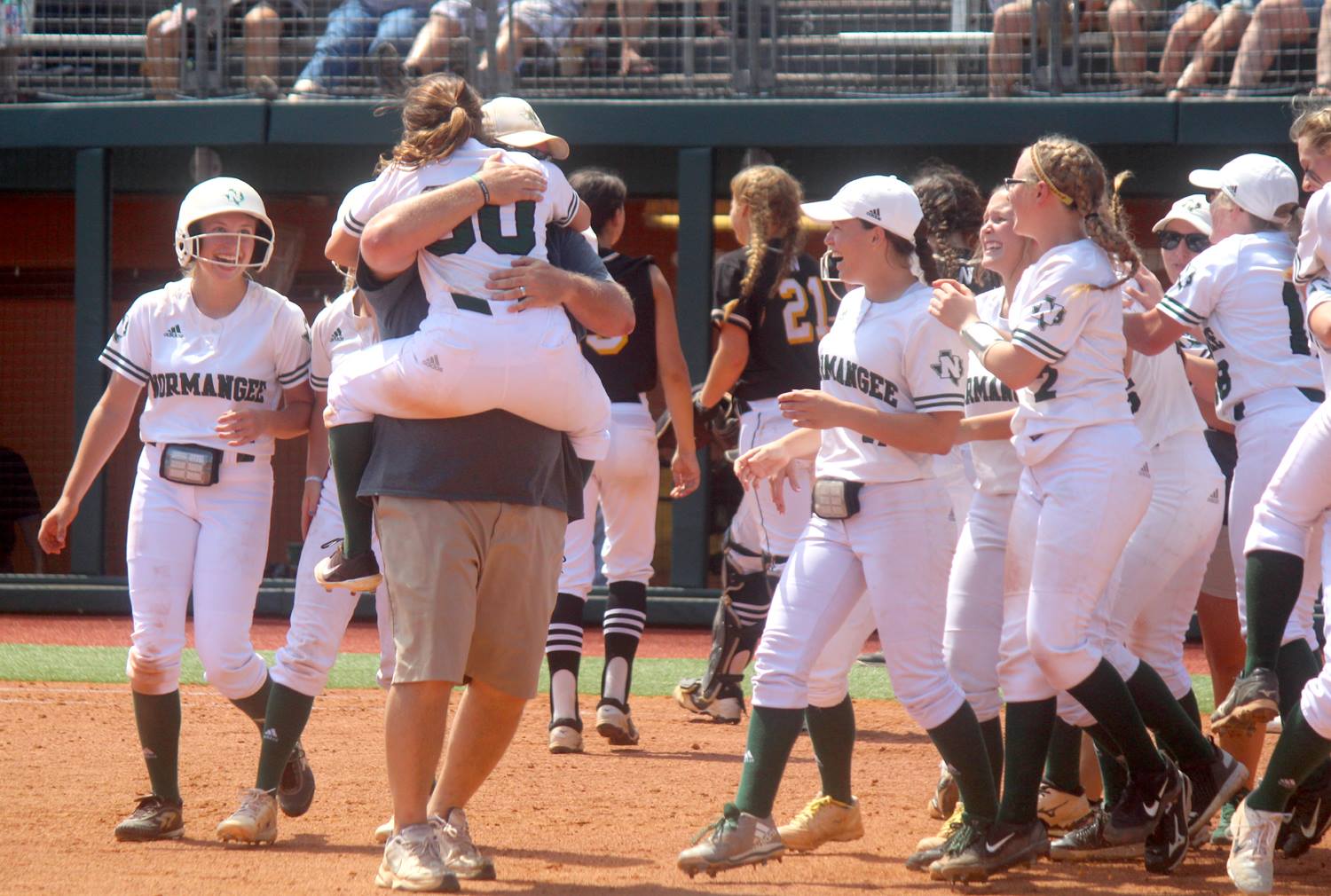Het softball team van Normangee High School met hun coach.