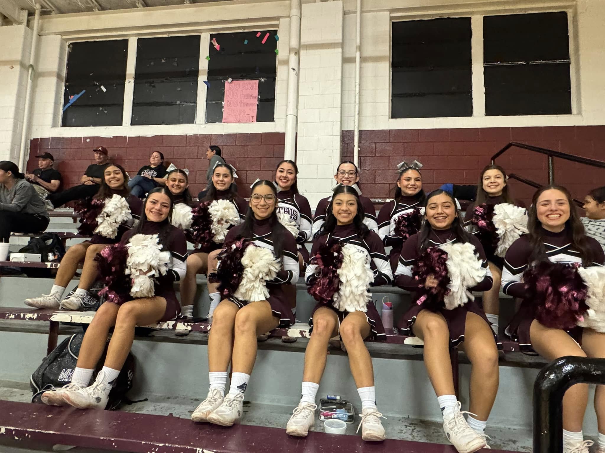 Cheerleaders van de Manthis High School.