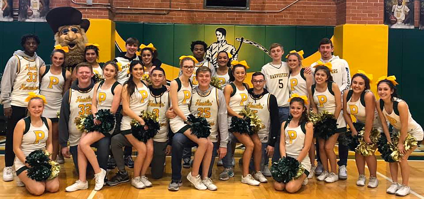 Een groep cheerleaders van de Pampa High School.