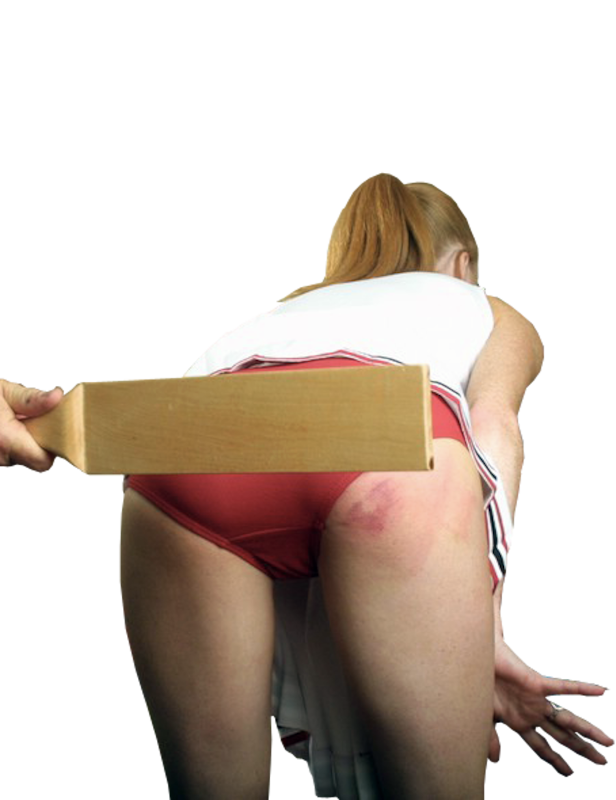 Een cheerleader krijgt met een paddle op haar billen.