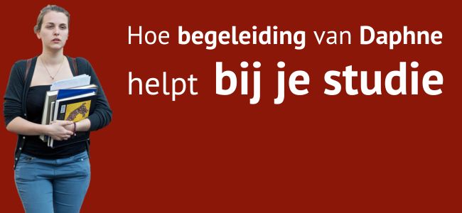 Een jonge vrouw met boeken staat naast een Nederlandse tekst over hoe Daphne's begeleiding kan helpen bij je studie, weergegeven op een rode achtergrond.