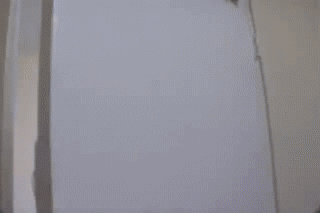 Een meisje gaat naar de toiletruimte nadat ze op haar billen heeft gekregen.