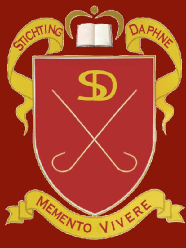 Het rode en gouden embleem toont gekruiste stokken de letters SD een boek bovenaan en spandoeken met de teksten Stichting Daphne en Memento Vivere Alles is op n sjabloon weergegeven voor een onderscheidend effect