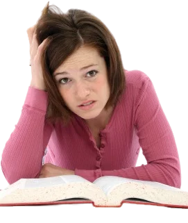 Een jonge vrouw in een roze shirt kijkt gefrustreerd terwijl ze haar hoofd vasthoudt en voor een open boek zit, duidelijk moeite hebbend met de studiestof tijdens het studeren.