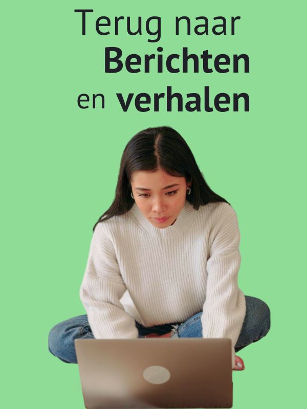 Een vrouw zit in kleermakerszit op een laptop tegen een groene achtergrond met Nederlandse tekst Terug naar Berichten en verhalen en toont de Singular Template op haar scherm