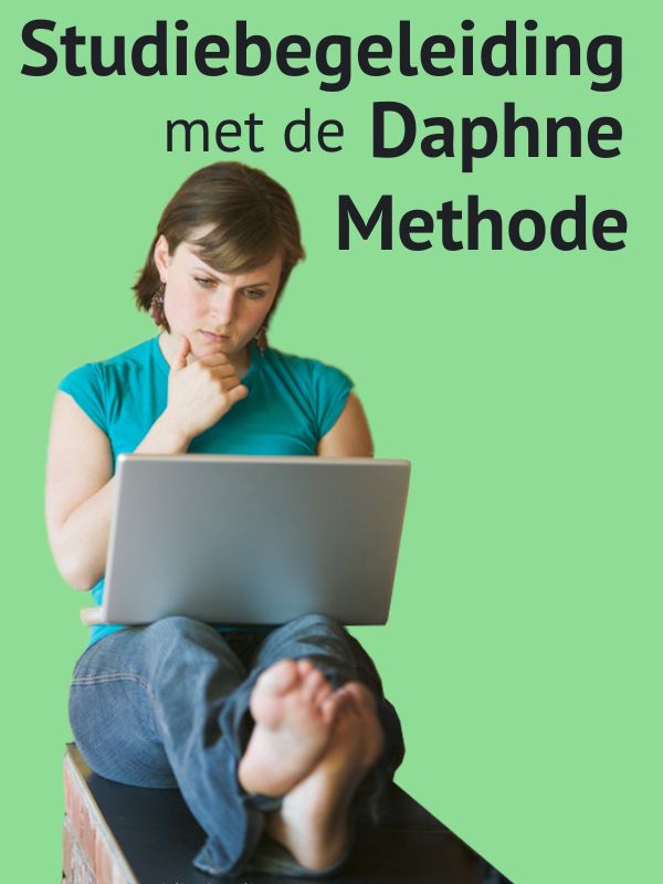 Een vrouw zit op blote voeten met een laptop op haar schoot De tekst erboven luidt Studiebegeleiding met de Daphne Methode op een groene achtergrond waarmee de voordelen van de Singular Template aanpak worden benadrukt