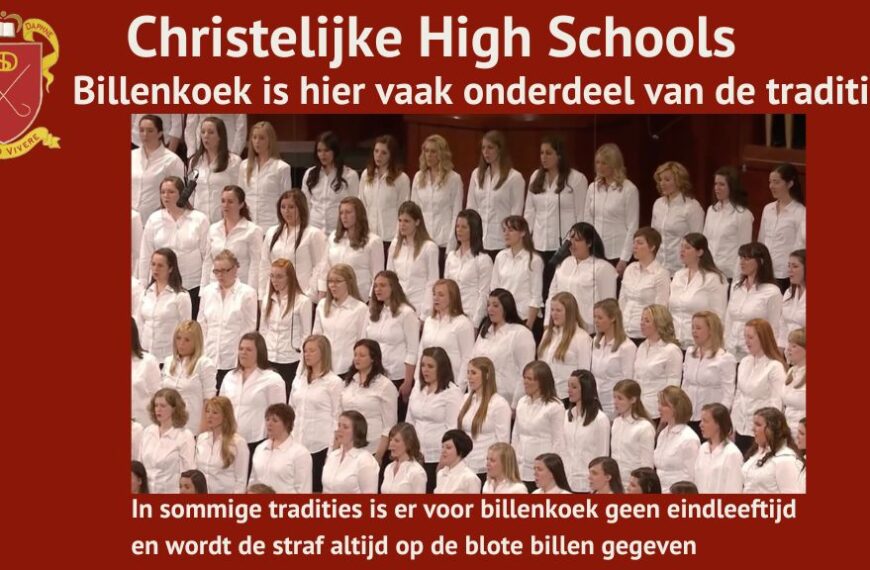 Een koor van jonge vrouwen in witte kleding staat in rijen op het podium. De Nederlandse tekst beschrijft een traditie op christelijke scholen, waarbij lijfstraffen bekend staan als billenkoek.