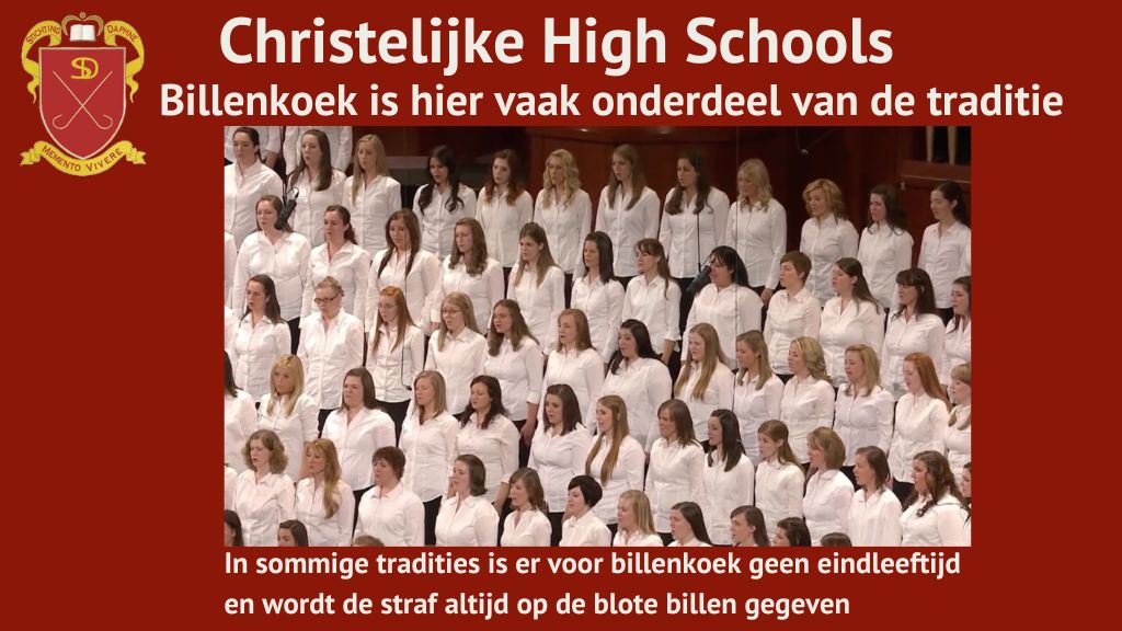 Een koor van jonge vrouwen in witte kleding staat in rijen op het podium. De Nederlandse tekst beschrijft een traditie op christelijke scholen, waarbij lijfstraffen bekend staan als billenkoek.